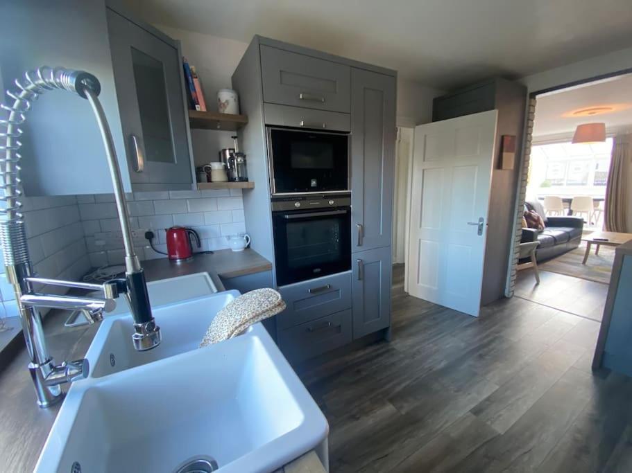 Central, Comfortable And Spacious 4 Bed Duplex Дублин Экстерьер фото